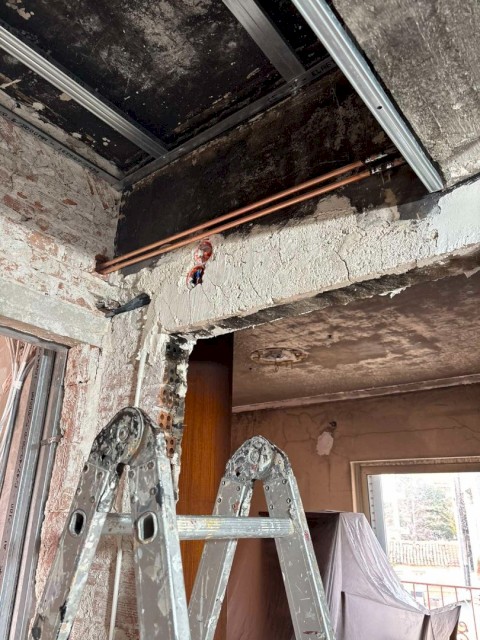 Η αλληλεγγύη ξαναχτίζει ένα σπίτι στη Μάνδρα - Ο Δήμαρχος Αρμόδιος Γ. Δρίκος αποκαθιστά πλήρως την πυρόπληκτη κατοικία με προσωπική χορηγία — χωρίς καμία επιβάρυνση του δημοτικού προϋπολογισμού