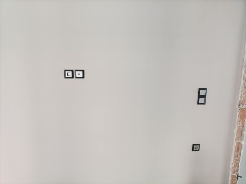 Η αλληλεγγύη ξαναχτίζει ένα σπίτι στη Μάνδρα - Ο Δήμαρχος Αρμόδιος Γ. Δρίκος αποκαθιστά πλήρως την πυρόπληκτη κατοικία με προσωπική χορηγία — χωρίς καμία επιβάρυνση του δημοτικού προϋπολογισμού