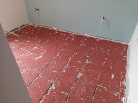 Η αλληλεγγύη ξαναχτίζει ένα σπίτι στη Μάνδρα - Ο Δήμαρχος Αρμόδιος Γ. Δρίκος αποκαθιστά πλήρως την πυρόπληκτη κατοικία με προσωπική χορηγία — χωρίς καμία επιβάρυνση του δημοτικού προϋπολογισμού