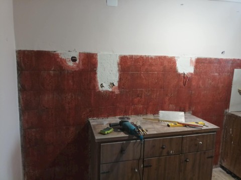 Η αλληλεγγύη ξαναχτίζει ένα σπίτι στη Μάνδρα - Ο Δήμαρχος Αρμόδιος Γ. Δρίκος αποκαθιστά πλήρως την πυρόπληκτη κατοικία με προσωπική χορηγία — χωρίς καμία επιβάρυνση του δημοτικού προϋπολογισμού