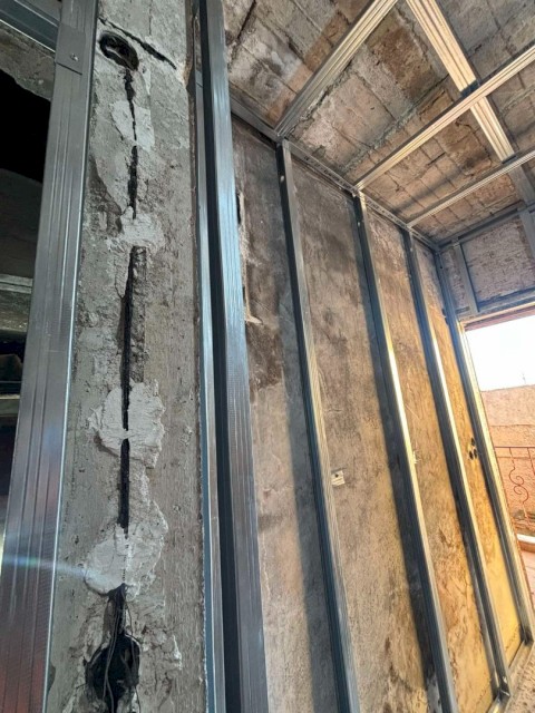 Η αλληλεγγύη ξαναχτίζει ένα σπίτι στη Μάνδρα - Ο Δήμαρχος Αρμόδιος Γ. Δρίκος αποκαθιστά πλήρως την πυρόπληκτη κατοικία με προσωπική χορηγία — χωρίς καμία επιβάρυνση του δημοτικού προϋπολογισμού