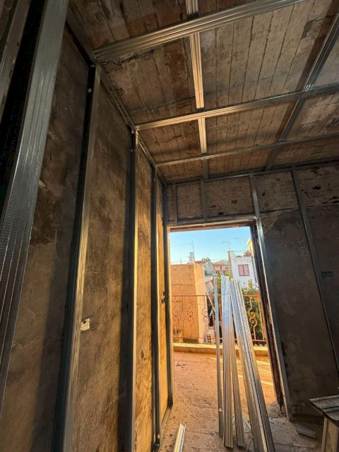 Η αλληλεγγύη ξαναχτίζει ένα σπίτι στη Μάνδρα - Ο Δήμαρχος Αρμόδιος Γ. Δρίκος αποκαθιστά πλήρως την πυρόπληκτη κατοικία με προσωπική χορηγία — χωρίς καμία επιβάρυνση του δημοτικού προϋπολογισμού