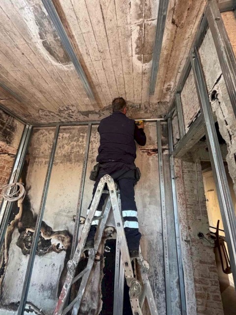 Η αλληλεγγύη ξαναχτίζει ένα σπίτι στη Μάνδρα - Ο Δήμαρχος Αρμόδιος Γ. Δρίκος αποκαθιστά πλήρως την πυρόπληκτη κατοικία με προσωπική χορηγία — χωρίς καμία επιβάρυνση του δημοτικού προϋπολογισμού