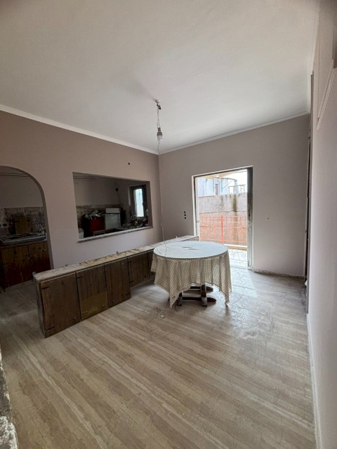 Η αλληλεγγύη ξαναχτίζει ένα σπίτι στη Μάνδρα - Ο Δήμαρχος Αρμόδιος Γ. Δρίκος αποκαθιστά πλήρως την πυρόπληκτη κατοικία με προσωπική χορηγία — χωρίς καμία επιβάρυνση του δημοτικού προϋπολογισμού