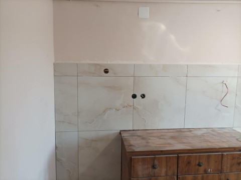 Η αλληλεγγύη ξαναχτίζει ένα σπίτι στη Μάνδρα - Ο Δήμαρχος Αρμόδιος Γ. Δρίκος αποκαθιστά πλήρως την πυρόπληκτη κατοικία με προσωπική χορηγία — χωρίς καμία επιβάρυνση του δημοτικού προϋπολογισμού