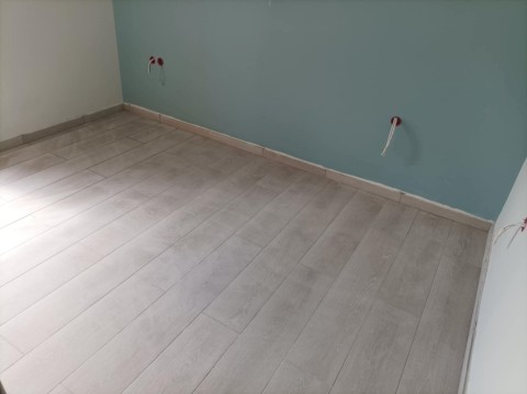 Η αλληλεγγύη ξαναχτίζει ένα σπίτι στη Μάνδρα - Ο Δήμαρχος Αρμόδιος Γ. Δρίκος αποκαθιστά πλήρως την πυρόπληκτη κατοικία με προσωπική χορηγία — χωρίς καμία επιβάρυνση του δημοτικού προϋπολογισμού