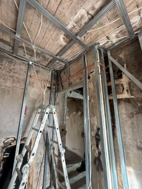 Η αλληλεγγύη ξαναχτίζει ένα σπίτι στη Μάνδρα - Ο Δήμαρχος Αρμόδιος Γ. Δρίκος αποκαθιστά πλήρως την πυρόπληκτη κατοικία με προσωπική χορηγία — χωρίς καμία επιβάρυνση του δημοτικού προϋπολογισμού