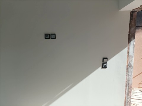 Η αλληλεγγύη ξαναχτίζει ένα σπίτι στη Μάνδρα - Ο Δήμαρχος Αρμόδιος Γ. Δρίκος αποκαθιστά πλήρως την πυρόπληκτη κατοικία με προσωπική χορηγία — χωρίς καμία επιβάρυνση του δημοτικού προϋπολογισμού