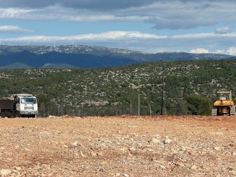 Με σχέδιο, επιμονή και καθαρή βούληση, ο Δήμαρχος Αρμόδιος Γ. Δρίκος φέρνει τέλος σε μια εκκρεμότητα 70 χρόνων: νερό σε κάθε οικισμό έως το 2026
