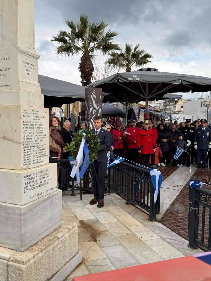 &Omicron; &Delta;ή&mu;&omicron;&sigmaf; &Mu;ά&nu;&delta;&rho;&alpha;&sigmaf;&ndash;&Epsilon;&iota;&delta;&upsilon;&lambda;&lambda;ί&alpha;&sigmaf; &tau;ί&mu;&eta;&sigma;&epsilon; &mu;&epsilon; &lambda;&alpha;&mu;&pi;&rho;ό&tau;&eta;&tau;&alpha; &tau;&eta; &delta;&iota;&pi;&lambda;ή &Epsilon;&pi;έ&tau;&epsilon;&iota;&omicron; &tau;&eta;&sigmaf; 25&eta;&sigmaf; &Mu;&alpha;&rho;&tau;ί&omicron;&upsilon; 1821