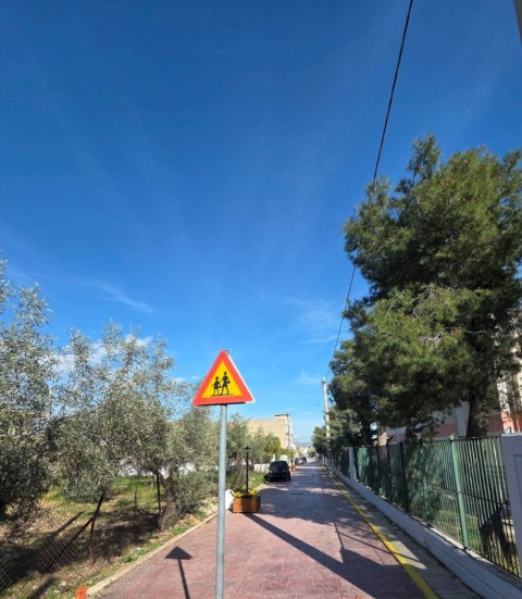 Όταν το αυτονόητο γίνεται πράξη, μετά από τριάντα χρόνια - Νέος πεζόδρομος μπροστά στο 4ο Δημοτικό Σχολείο της Συνοικίας Παπακώστα, για την ασφάλεια και την καθημερινότητα μαθητών, γονέων και κατοίκων