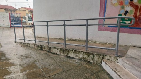 Όταν η προσβασιμότητα γίνεται πράξη: Ολοκληρώθηκε ένα έργο ουσίας στα σχολεία του Δήμου Μάνδρας–Ειδυλλίας