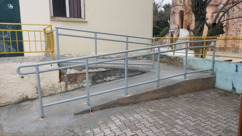 Όταν η προσβασιμότητα γίνεται πράξη: Ολοκληρώθηκε ένα έργο ουσίας στα σχολεία του Δήμου Μάνδρας–Ειδυλλίας