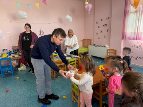 Ο Δήμαρχος Μάνδρας–Ειδυλλίας Αρμόδιος Γ.  Δρίκος μοίρασε πασχαλινά δώρα στους δημοτικούς παιδικούς σταθμούς
