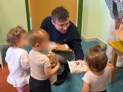 Ο Δήμαρχος Μάνδρας–Ειδυλλίας Αρμόδιος Γ.  Δρίκος μοίρασε πασχαλινά δώρα στους δημοτικούς παιδικούς σταθμούς