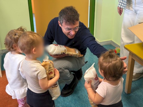 Ο Δήμαρχος Μάνδρας–Ειδυλλίας Αρμόδιος Γ.  Δρίκος μοίρασε πασχαλινά δώρα στους δημοτικούς παιδικούς σταθμούς