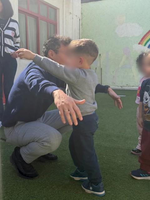 Ο Δήμαρχος Μάνδρας–Ειδυλλίας Αρμόδιος Γ.  Δρίκος μοίρασε πασχαλινά δώρα στους δημοτικούς παιδικούς σταθμούς