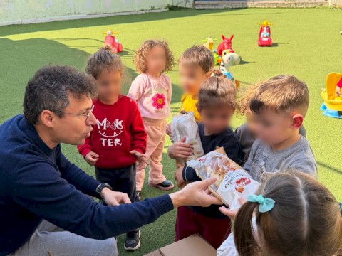 Ο Δήμαρχος Μάνδρας–Ειδυλλίας Αρμόδιος Γ.  Δρίκος μοίρασε πασχαλινά δώρα στους δημοτικούς παιδικούς σταθμούς