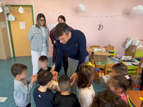 Ο Δήμαρχος Μάνδρας–Ειδυλλίας Αρμόδιος Γ.  Δρίκος μοίρασε πασχαλινά δώρα στους δημοτικούς παιδικούς σταθμούς