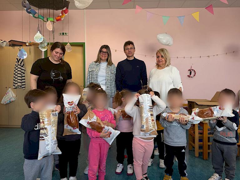 Ο Δήμαρχος Μάνδρας–Ειδυλλίας Αρμόδιος Γ.  Δρίκος μοίρασε πασχαλινά δώρα στους δημοτικούς παιδικούς σταθμούς