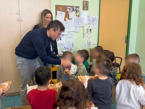 Ο Δήμαρχος Μάνδρας–Ειδυλλίας Αρμόδιος Γ.  Δρίκος μοίρασε πασχαλινά δώρα στους δημοτικούς παιδικούς σταθμούς