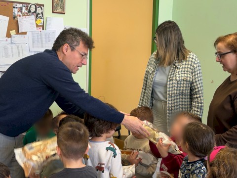 Ο Δήμαρχος Μάνδρας–Ειδυλλίας Αρμόδιος Γ.  Δρίκος μοίρασε πασχαλινά δώρα στους δημοτικούς παιδικούς σταθμούς