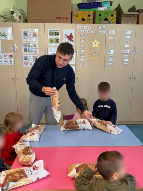 Ο Δήμαρχος Μάνδρας–Ειδυλλίας Αρμόδιος Γ.  Δρίκος μοίρασε πασχαλινά δώρα στους δημοτικούς παιδικούς σταθμούς