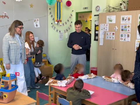 Ο Δήμαρχος Μάνδρας–Ειδυλλίας Αρμόδιος Γ.  Δρίκος μοίρασε πασχαλινά δώρα στους δημοτικούς παιδικούς σταθμούς