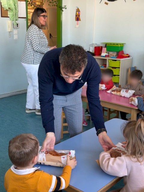 Ο Δήμαρχος Μάνδρας–Ειδυλλίας Αρμόδιος Γ.  Δρίκος μοίρασε πασχαλινά δώρα στους δημοτικούς παιδικούς σταθμούς