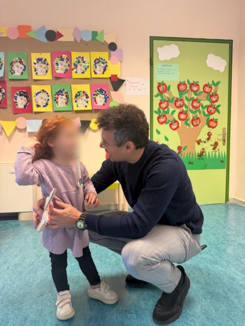 Ο Δήμαρχος Μάνδρας–Ειδυλλίας Αρμόδιος Γ.  Δρίκος μοίρασε πασχαλινά δώρα στους δημοτικούς παιδικούς σταθμούς