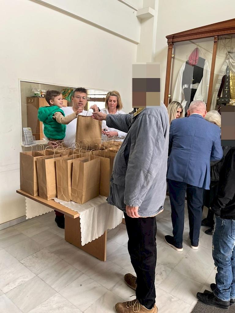 50 γεύματα αγάπης – Μήνυμα αλληλεγγύης από τον Δήμο Μάνδρας–Ειδυλλίας