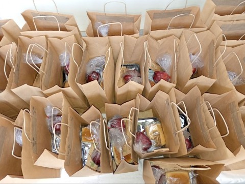 50 γεύματα αγάπης – Μήνυμα αλληλεγγύης από τον Δήμο Μάνδρας–Ειδυλλίας