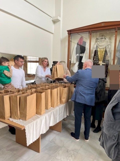 50 γεύματα αγάπης – Μήνυμα αλληλεγγύης από τον Δήμο Μάνδρας–Ειδυλλίας