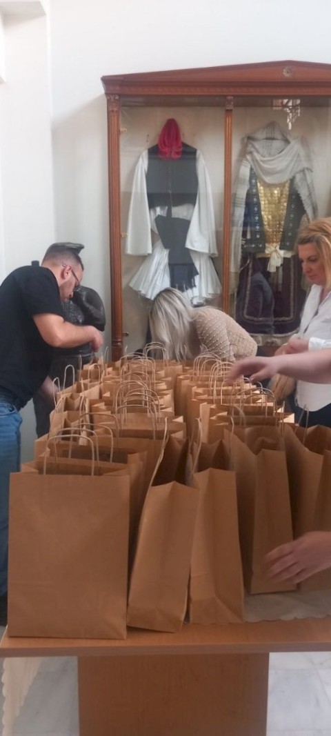 50 γεύματα αγάπης – Μήνυμα αλληλεγγύης από τον Δήμο Μάνδρας–Ειδυλλίας