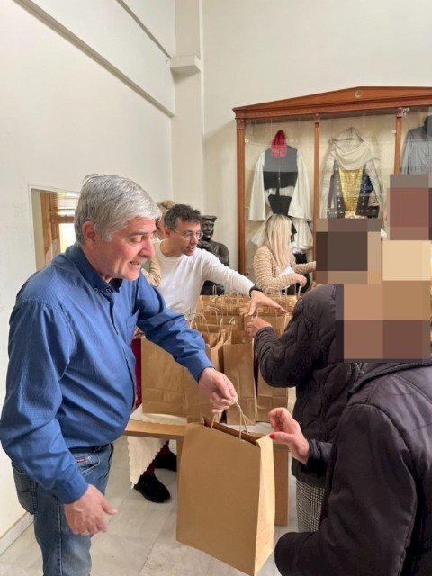 50 γεύματα αγάπης – Μήνυμα αλληλεγγύης από τον Δήμο Μάνδρας–Ειδυλλίας