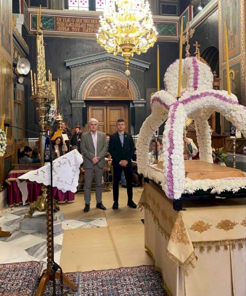 Μεγάλη Παρασκευή: Με κατάνυξη και  συγκίνηση χιλιάδες πιστοί βίωσαν προσήλθαν στις εκκλησίες όλων των Ενοτήτων και «βίωσαν» την κορύφωση του Θείου Δράματος.