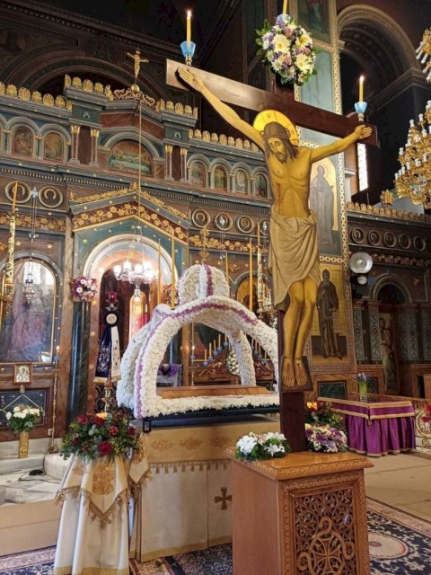 Μεγάλη Παρασκευή: Με κατάνυξη και  συγκίνηση χιλιάδες πιστοί βίωσαν προσήλθαν στις εκκλησίες όλων των Ενοτήτων και «βίωσαν» την κορύφωση του Θείου Δράματος.