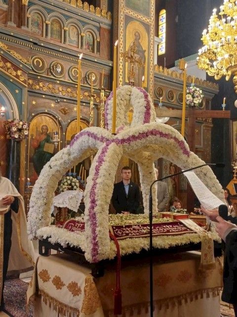 Μεγάλη Παρασκευή: Με κατάνυξη και  συγκίνηση χιλιάδες πιστοί βίωσαν προσήλθαν στις εκκλησίες όλων των Ενοτήτων και «βίωσαν» την κορύφωση του Θείου Δράματος.