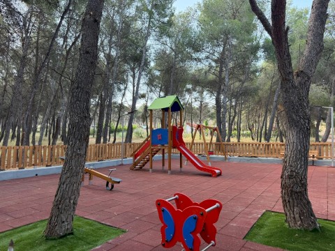 Παραδόθηκε η νέα πρότυπη παιδική χαρά στο δάσος της Κιάφας