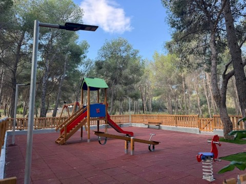 Παραδόθηκε η νέα πρότυπη παιδική χαρά στο δάσος της Κιάφας