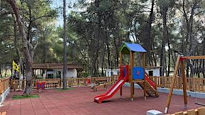 Παραδόθηκε η νέα πρότυπη παιδική χαρά στο δάσος της Κιάφας
