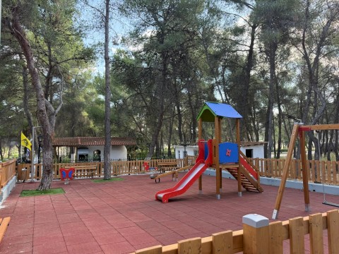 Παραδόθηκε η νέα πρότυπη παιδική χαρά στο δάσος της Κιάφας