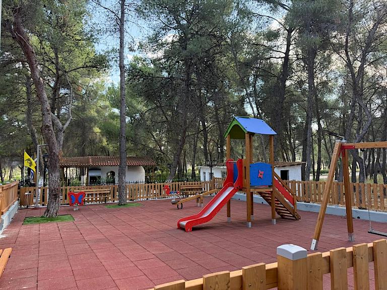 Παραδόθηκε η νέα πρότυπη παιδική χαρά στο δάσος της Κιάφας