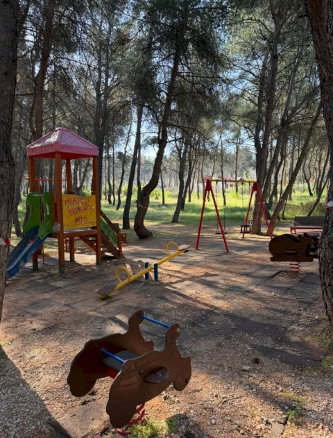 Παραδόθηκε η νέα πρότυπη παιδική χαρά στο δάσος της Κιάφας