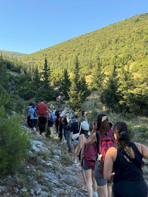 Στα μονοπάτια του Κιθαιρώνα: Μια ξεχωριστή πεζοπορική διαδρομή από τις Ερυθρές στα Βίλια