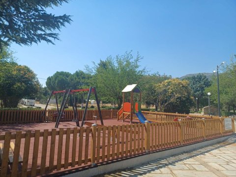 &Nu;έ&alpha; &pi;&alpha;&iota;&delta;&iota;&kappa;ή &chi;&alpha;&rho;ά &sigma;&tau;&eta;&nu; &Omicron;&iota;&nu;ό&eta;: Έ&nu;&alpha;&sigmaf; &xi;&epsilon;&chi;&alpha;&sigma;&mu;έ&nu;&omicron;&sigmaf; &delta;&eta;&mu;ό&sigma;&iota;&omicron;&sigmaf; &chi;ώ&rho;&omicron;&sigmaf; &epsilon;&pi;&iota;&sigma;&tau;&rho;έ&phi;&epsilon;&iota; &sigma;&tau;&eta;&nu; &kappa;&omicron;&iota;&nu;&omega;&nu;ί&alpha; &omega;&sigmaf; &sigma;&eta;&mu;&epsilon;ί&omicron; &zeta;&omega;ή&sigmaf;, &pi;&alpha;&iota;&chi;&nu;&iota;&delta;&iota;&omicron;ύ &kappa;&alpha;&iota; &alpha;&sigma;&phi;ά&lambda;&epsilon;&iota;&alpha;&sigmaf;