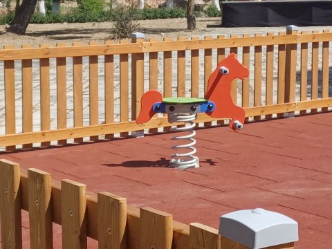 &Nu;έ&alpha; &pi;&alpha;&iota;&delta;&iota;&kappa;ή &chi;&alpha;&rho;ά &sigma;&tau;&eta;&nu; &Omicron;&iota;&nu;ό&eta;: Έ&nu;&alpha;&sigmaf; &xi;&epsilon;&chi;&alpha;&sigma;&mu;έ&nu;&omicron;&sigmaf; &delta;&eta;&mu;ό&sigma;&iota;&omicron;&sigmaf; &chi;ώ&rho;&omicron;&sigmaf; &epsilon;&pi;&iota;&sigma;&tau;&rho;έ&phi;&epsilon;&iota; &sigma;&tau;&eta;&nu; &kappa;&omicron;&iota;&nu;&omega;&nu;ί&alpha; &omega;&sigmaf; &sigma;&eta;&mu;&epsilon;ί&omicron; &zeta;&omega;ή&sigmaf;, &pi;&alpha;&iota;&chi;&nu;&iota;&delta;&iota;&omicron;ύ &kappa;&alpha;&iota; &alpha;&sigma;&phi;ά&lambda;&epsilon;&iota;&alpha;&sigmaf;