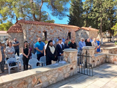 &Pi;&lambda;&omicron;ύ&sigma;&iota;&omicron; &pi;&rho;ό&gamma;&rho;&alpha;&mu;&mu;&alpha; &epsilon;&kappa;&delta;&eta;&lambda;ώ&sigma;&epsilon;&omega;&nu; &sigma;&tau;&omicron; &Delta;ή&mu;&omicron; &Mu;ά&nu;&delta;&rho;&alpha;&sigmaf;&ndash;&Epsilon;&iota;&delta;&upsilon;&lambda;&lambda;ί&alpha;&sigmaf; &mu;&epsilon; &epsilon;&pi;ί&kappa;&epsilon;&nu;&tau;&rho;&omicron; &tau;&eta; &mu;&nu;ή&mu;&eta;, &tau;&omicron;&nu; &alpha;&theta;&lambda;&eta;&tau;&iota;&sigma;&mu;ό &kappa;&alpha;&iota; &tau;&eta;&nu; &alpha;&lambda;&lambda;&eta;&lambda;&epsilon;&gamma;&gamma;ύ&eta;