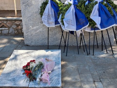 &Pi;&lambda;&omicron;ύ&sigma;&iota;&omicron; &pi;&rho;ό&gamma;&rho;&alpha;&mu;&mu;&alpha; &epsilon;&kappa;&delta;&eta;&lambda;ώ&sigma;&epsilon;&omega;&nu; &sigma;&tau;&omicron; &Delta;ή&mu;&omicron; &Mu;ά&nu;&delta;&rho;&alpha;&sigmaf;&ndash;&Epsilon;&iota;&delta;&upsilon;&lambda;&lambda;ί&alpha;&sigmaf; &mu;&epsilon; &epsilon;&pi;ί&kappa;&epsilon;&nu;&tau;&rho;&omicron; &tau;&eta; &mu;&nu;ή&mu;&eta;, &tau;&omicron;&nu; &alpha;&theta;&lambda;&eta;&tau;&iota;&sigma;&mu;ό &kappa;&alpha;&iota; &tau;&eta;&nu; &alpha;&lambda;&lambda;&eta;&lambda;&epsilon;&gamma;&gamma;ύ&eta;