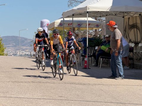 &Pi;&lambda;&omicron;ύ&sigma;&iota;&omicron; &pi;&rho;ό&gamma;&rho;&alpha;&mu;&mu;&alpha; &epsilon;&kappa;&delta;&eta;&lambda;ώ&sigma;&epsilon;&omega;&nu; &sigma;&tau;&omicron; &Delta;ή&mu;&omicron; &Mu;ά&nu;&delta;&rho;&alpha;&sigmaf;&ndash;&Epsilon;&iota;&delta;&upsilon;&lambda;&lambda;ί&alpha;&sigmaf; &mu;&epsilon; &epsilon;&pi;ί&kappa;&epsilon;&nu;&tau;&rho;&omicron; &tau;&eta; &mu;&nu;ή&mu;&eta;, &tau;&omicron;&nu; &alpha;&theta;&lambda;&eta;&tau;&iota;&sigma;&mu;ό &kappa;&alpha;&iota; &tau;&eta;&nu; &alpha;&lambda;&lambda;&eta;&lambda;&epsilon;&gamma;&gamma;ύ&eta;